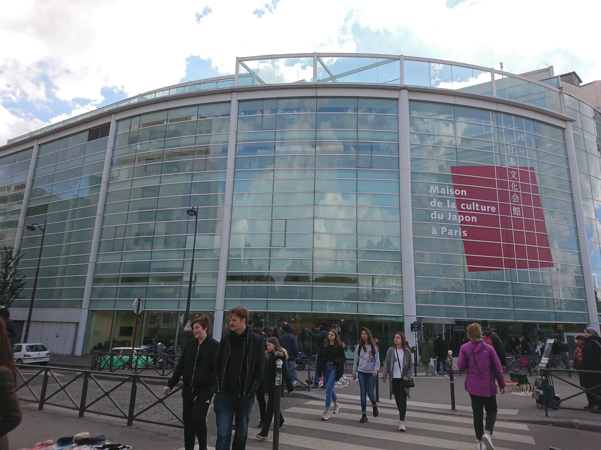 パリのおすすめ穴場ノマドスポット「パリ日本文化会館」の図書館が